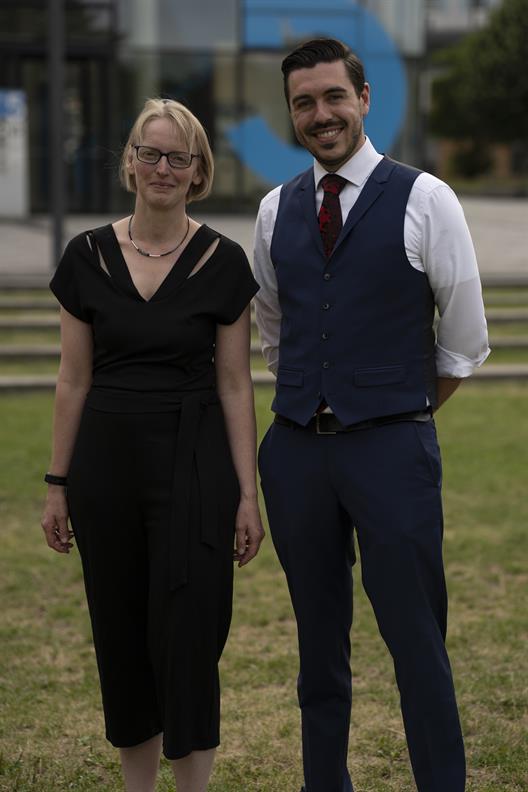 Die Veranstaltung findet am Freitag, den 03.07.2026, um 16:00 Uhr, auf dem Campus der Hochschule Düsseldorf statt. Eingeladen sind Angehörige, Familien und Freunde sowie Mitarbeiter*innen und Alumni, um diesen bedeutenden Anlass gemeinsam zu feiern.